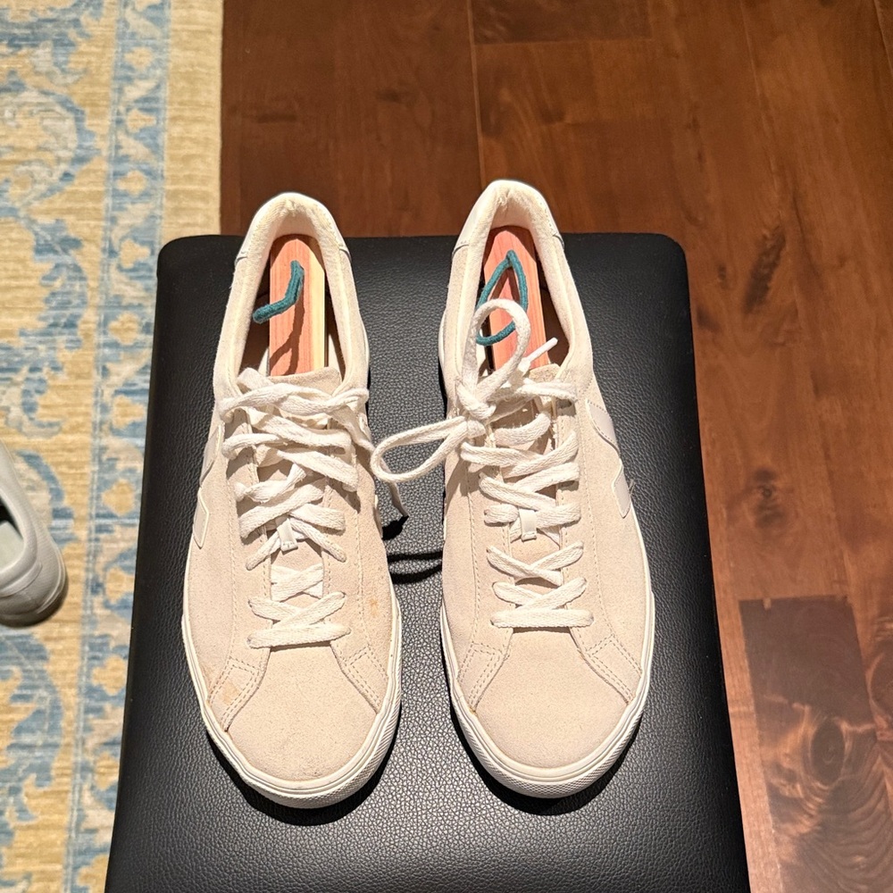100% authentic Veja men’s size US 7 (EU 40) crème colored shoes.